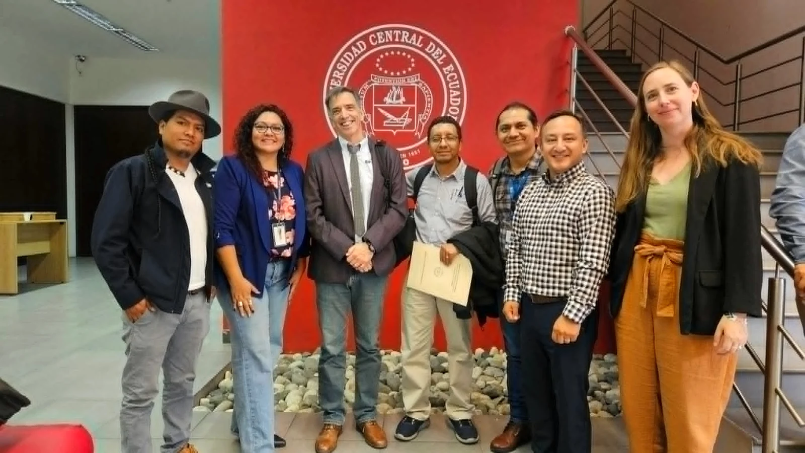 Taller participativo con miembros de una comunidad en un aula.