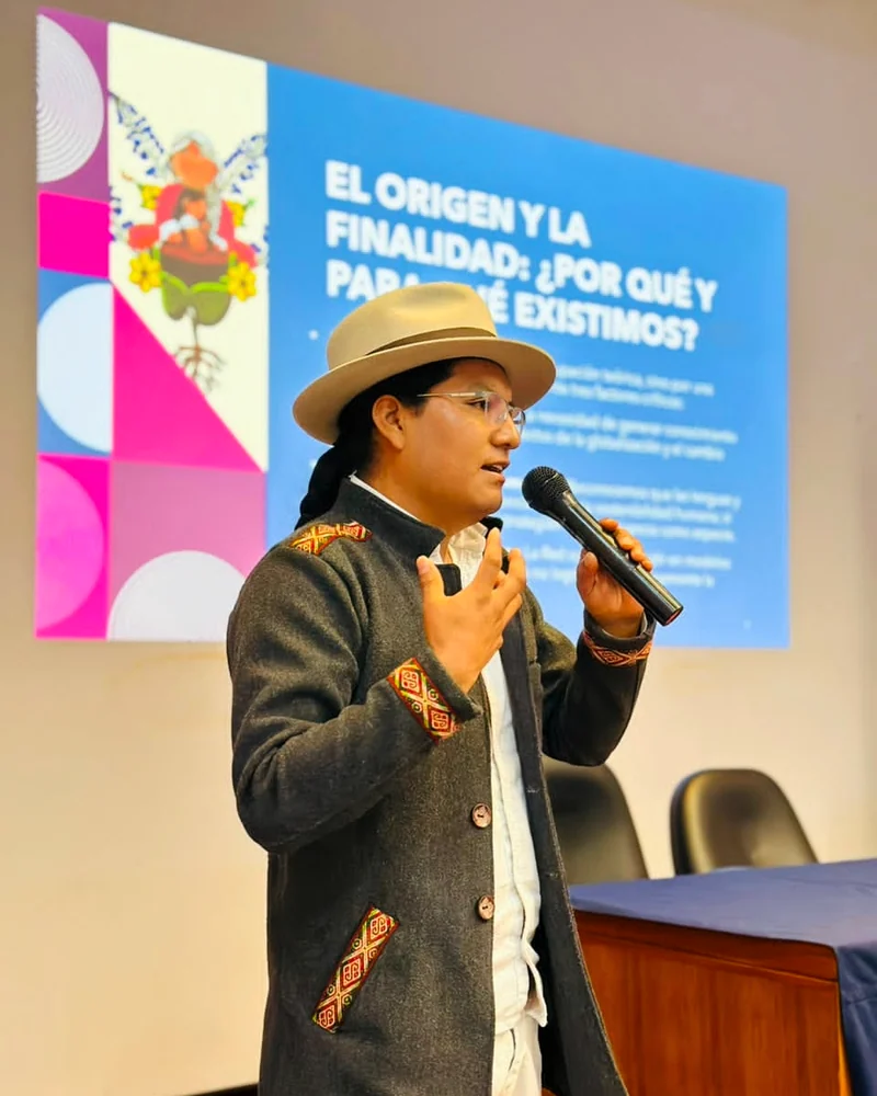 Ponente en una actividad de divulgación científica.